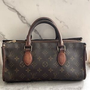 Louis Vuitton Vintage Bag signs of use. A gem